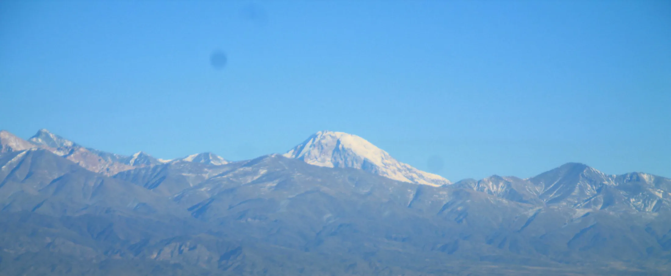 Cordillera de los Andes nevada bajo un cielo despejado